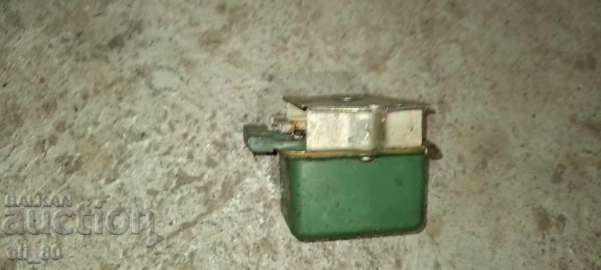 Releu pentru mașină retro veche cu preț € 2.00 | 3.91 BGN