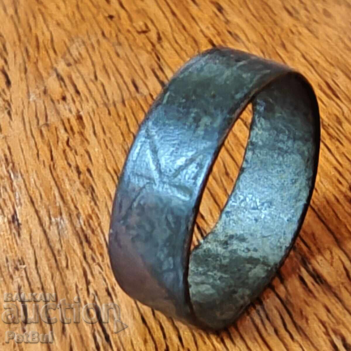 Πολεμική Τέχνη Παλιό Γυναικείο Χάλκινο Δαχτυλίδι Με Φιγούρες