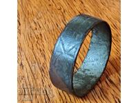 Πολεμική Τέχνη Παλιό Γυναικείο Χάλκινο Δαχτυλίδι Με Φιγούρες