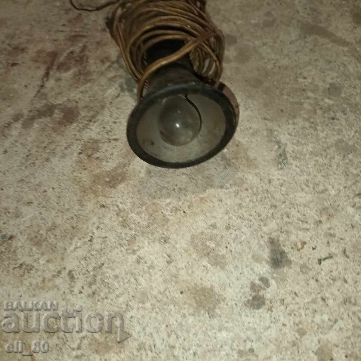 Lampă mobilă din far de mașină retro veche cu preț € 4.00 | 7.82 BGN Lampă mobilă din far de mașină retro veche cu preț € 4.00 | 7.82 BGN