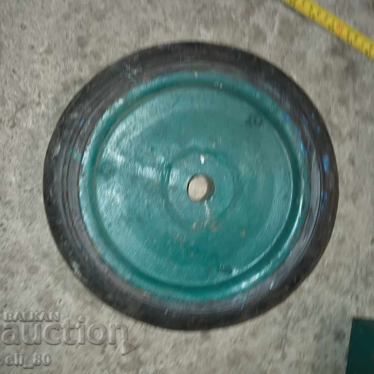 Licitație Roată metalică mare pentru bandaj, diametru 30 cm