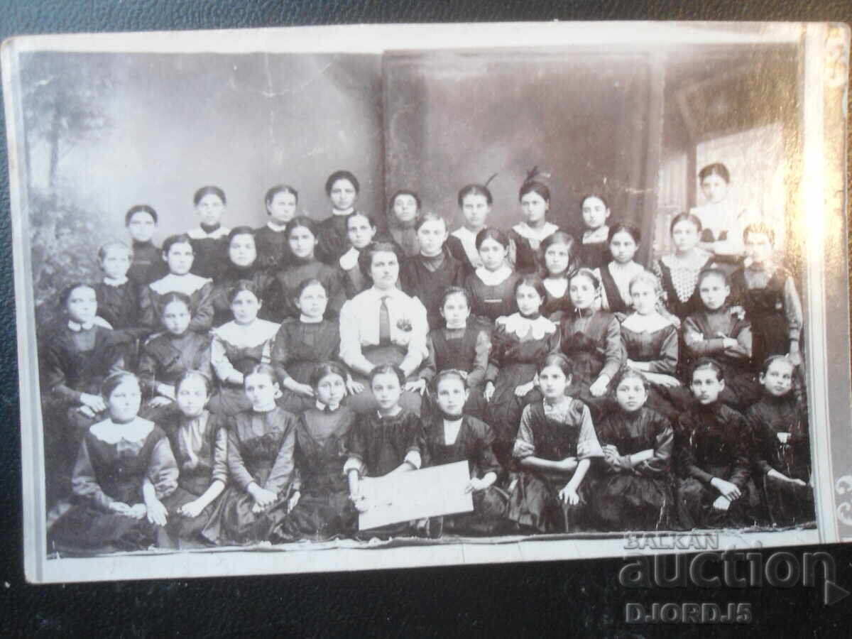 Fotografie veche, cu St. Stefana Belcheva, prof. de lucru manual