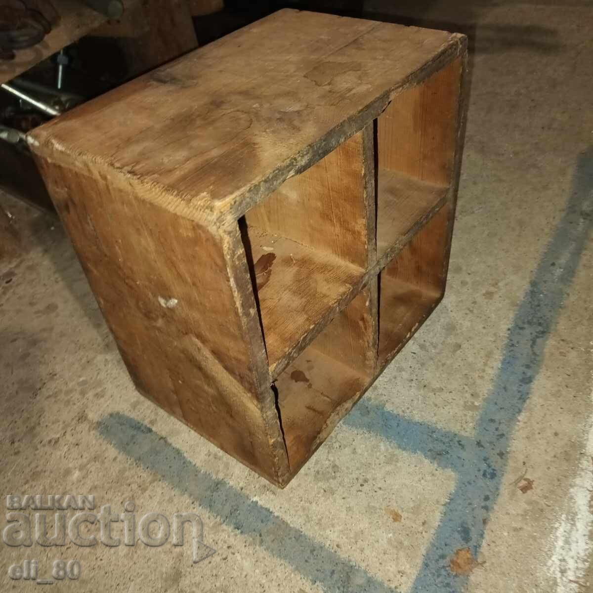 Δημοπρασία Ξύλινο παλιό κουτί με χωρίσματα διαστάσεων .30 x 30 x 20