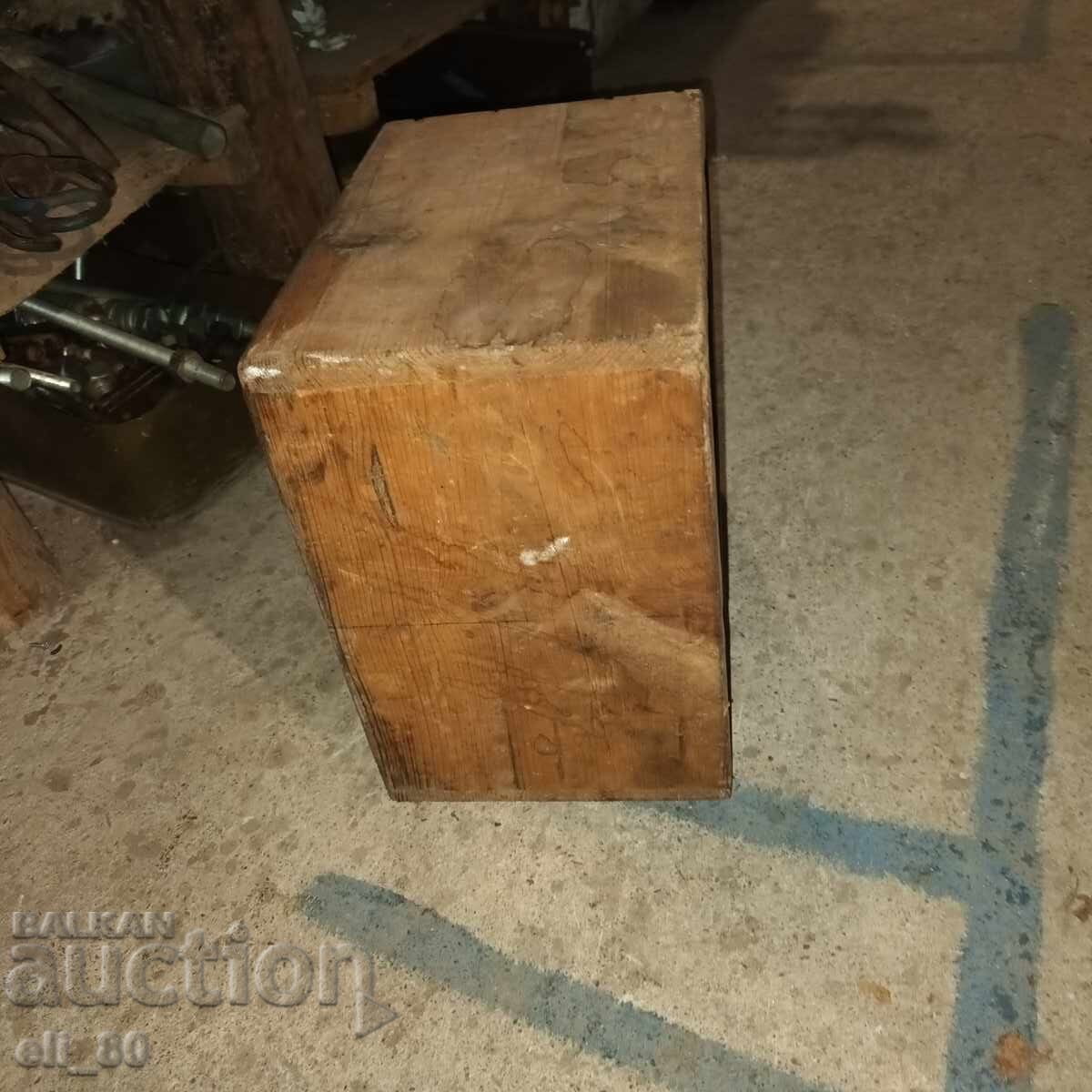 Παράδοση Ξύλινο παλιό κουτί με χωρίσματα διαστάσεων .30 x 30 x 20