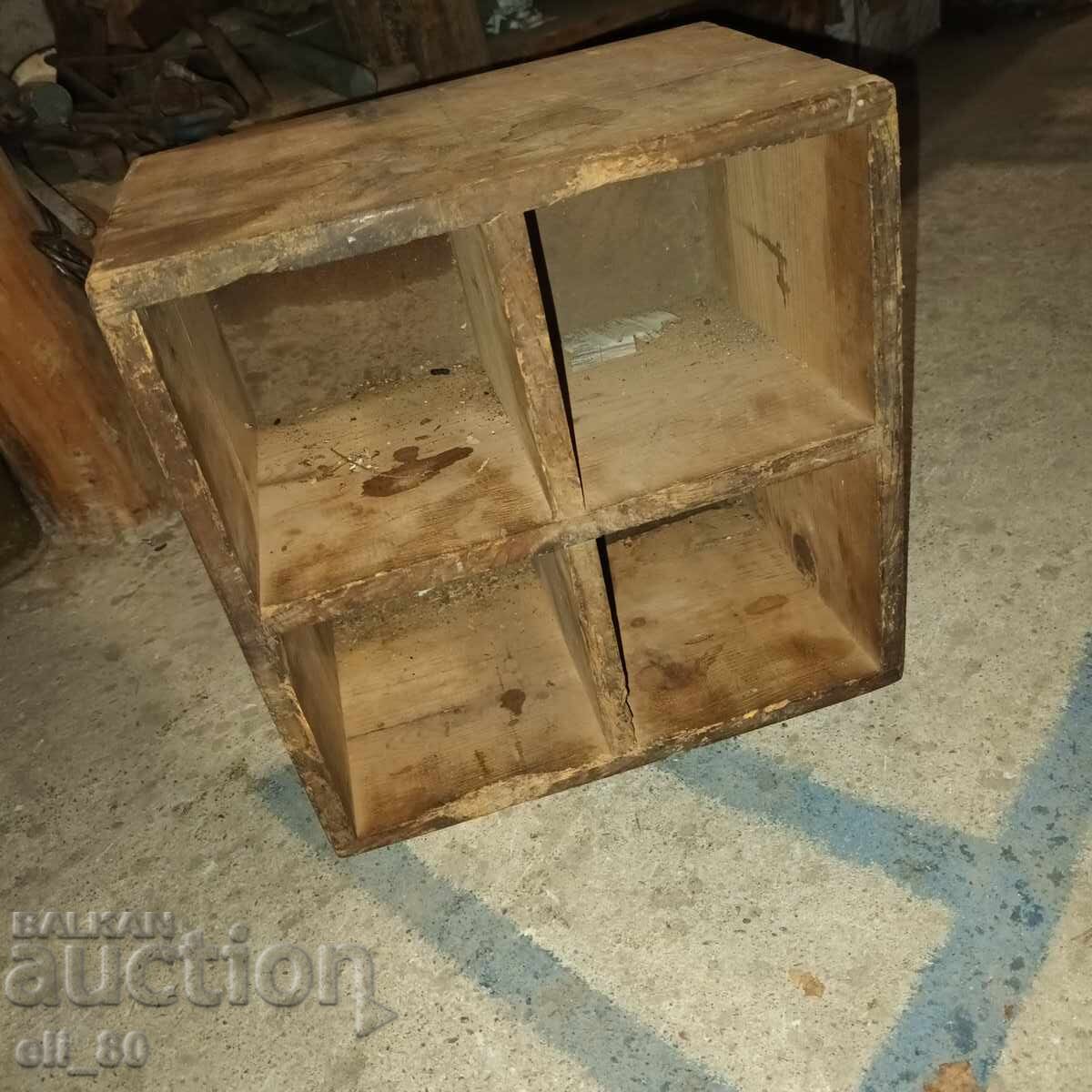 Ξύλινο παλιό κουτί με χωρίσματα διαστάσεων .30 x 30 x 20
