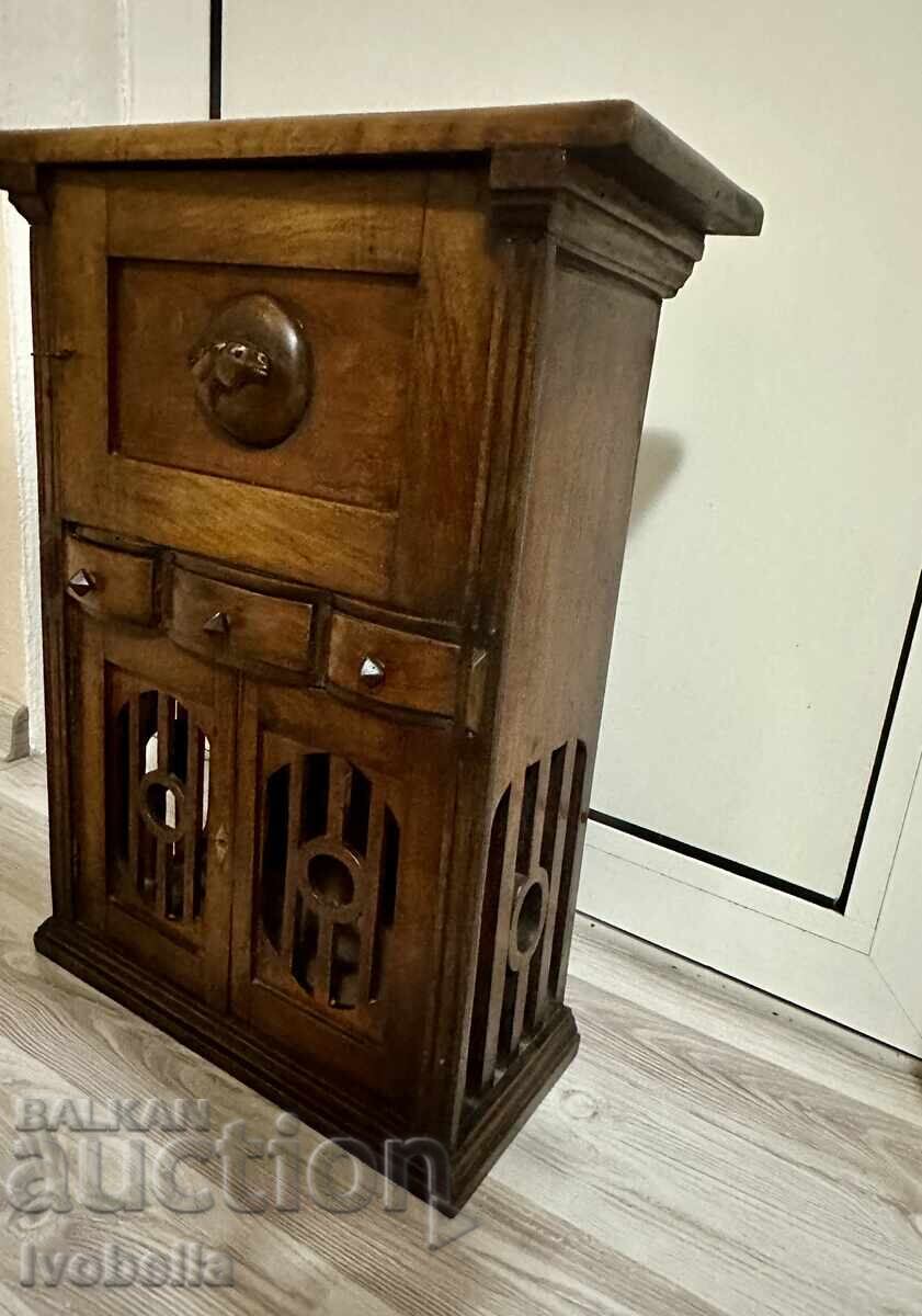 Аукцион Старинен шкаф от орех