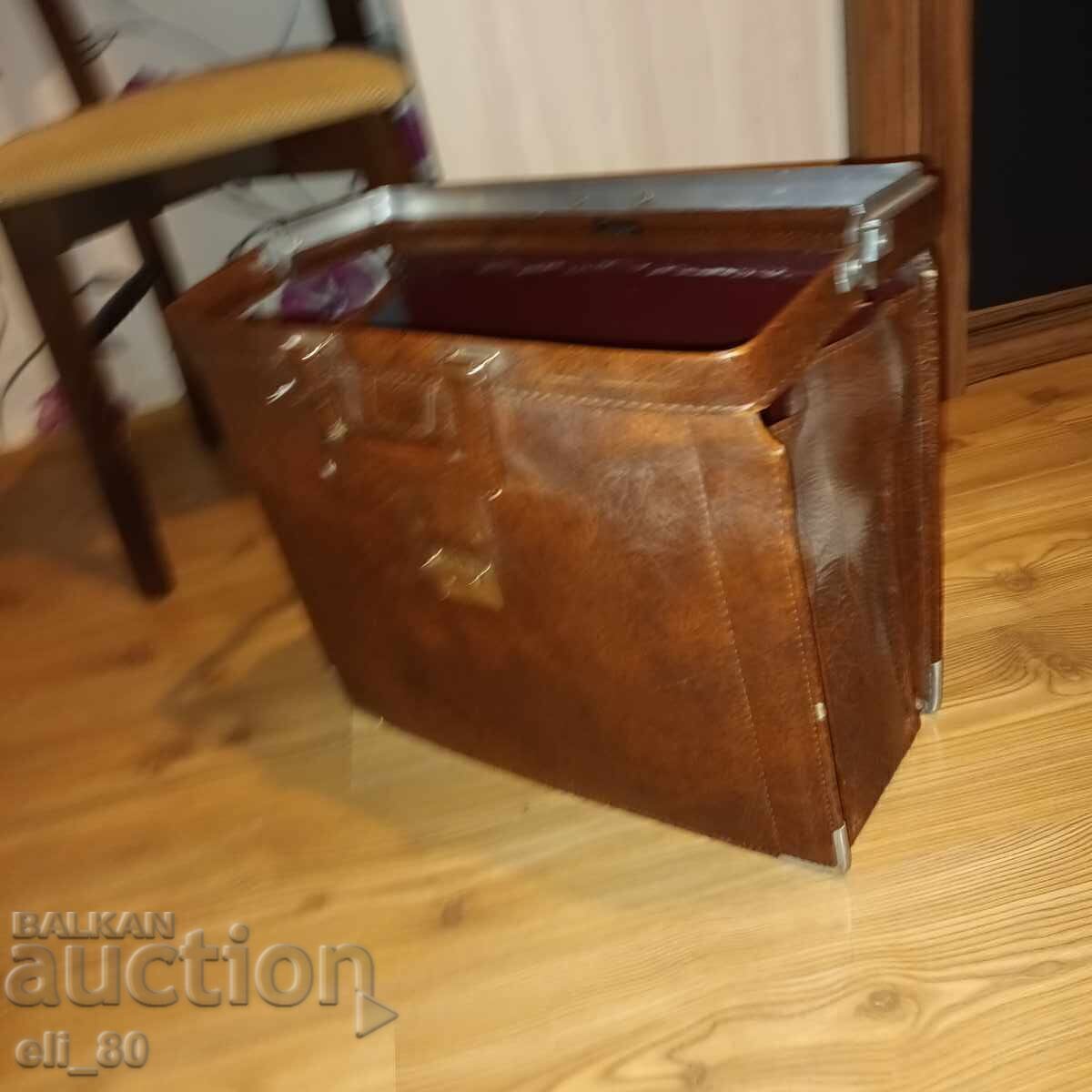 Geantă mare de doctor cu preț € 115.00 | 224.92 BGN