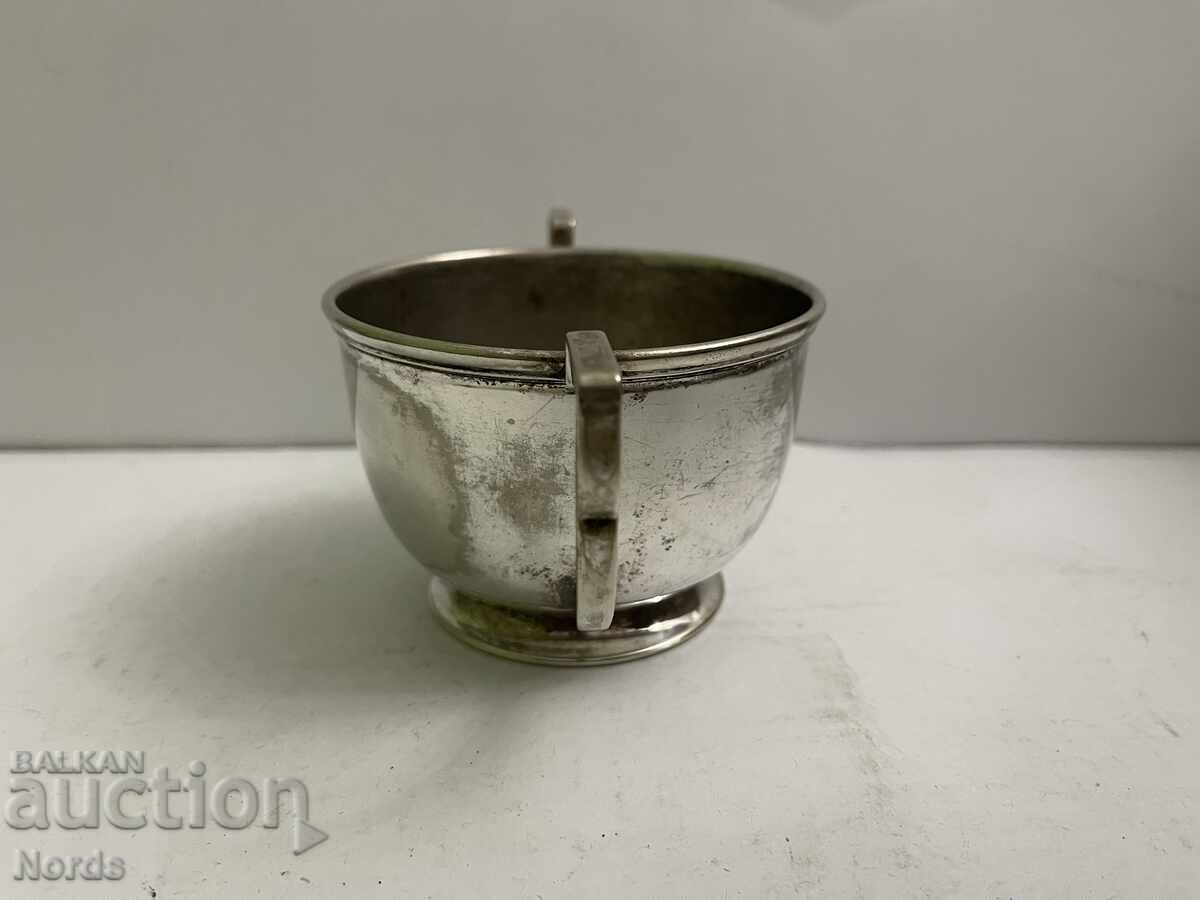 Licitație Un vas metalic