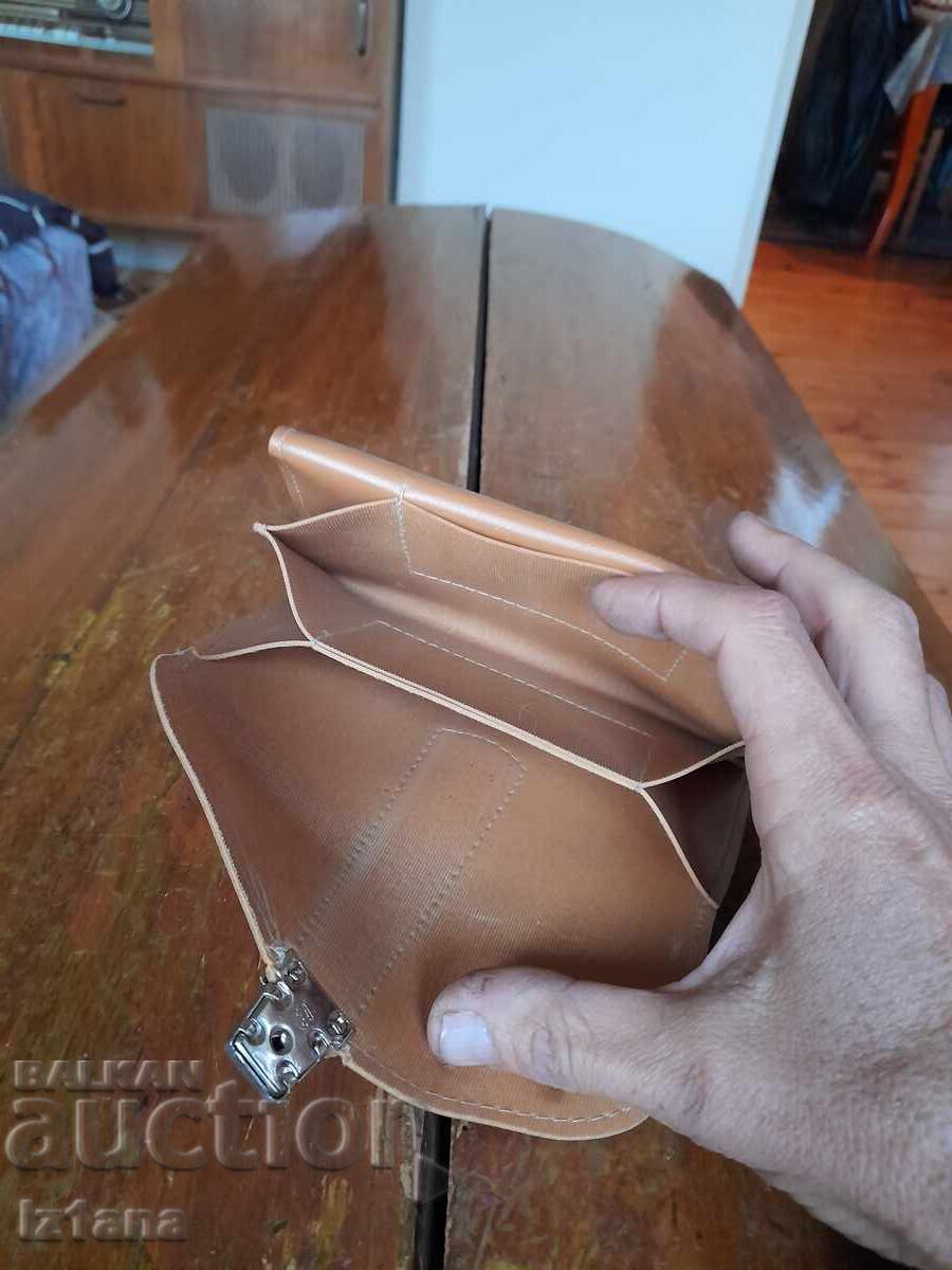 Livrarea Portofel vechi Leda