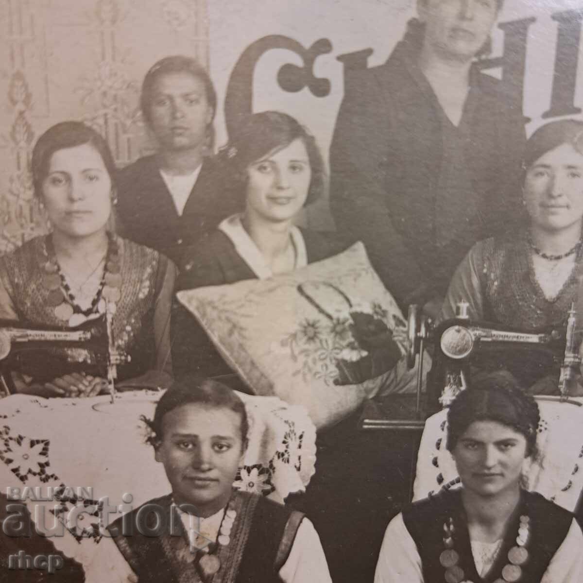 Κορίτσια με φλουριά, μαθήματα ραπτομηχανών Singer, Βασίλειο της Βουλγαρίας με τιμή € 3.00 | 5.87 BGN