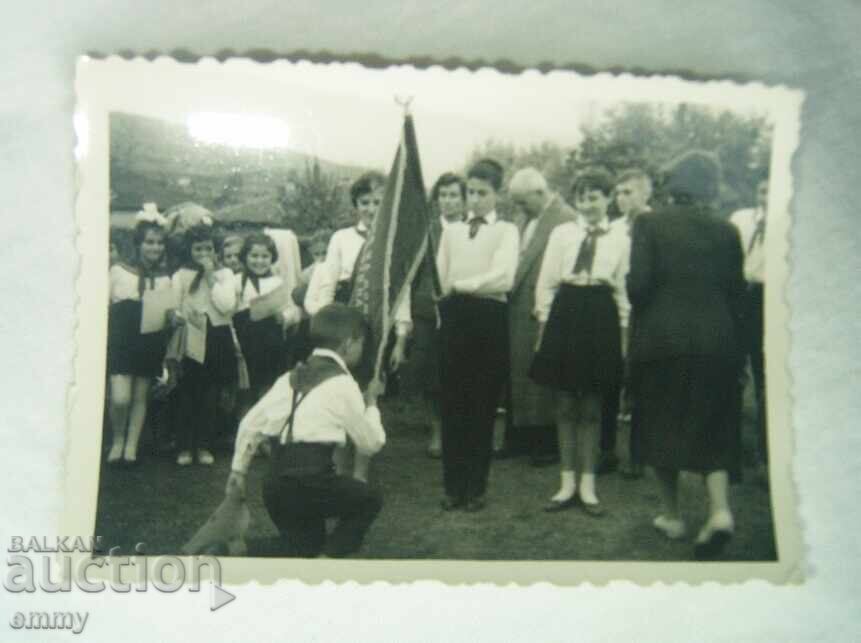 Mica fotografie veche - elevi pionieri depun jurământ, steag Mica fotografie veche - elevi pionieri depun jurământ, steag
