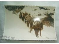 Стара снимка - зима в планината, туристи на поход