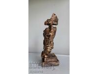 "Η ευτυχία αγαπά τη σιωπή", σχεδιασμένο αγαλματίδιο