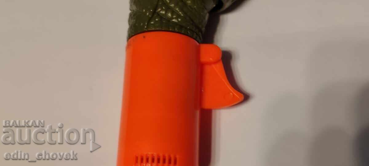 Доставка на Играчка змия със спусък, работи, издава тракащ звук