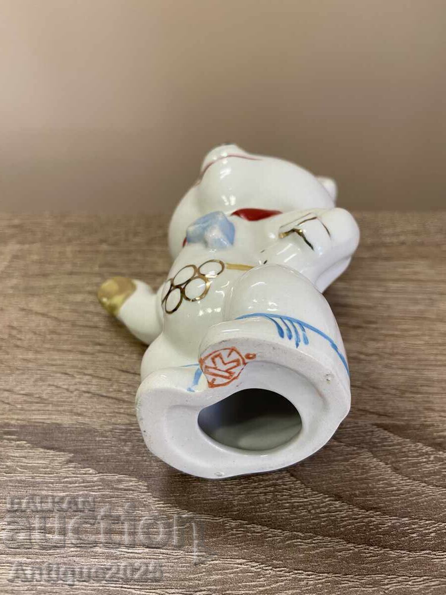 Licitație Statuetă de porțelan „Ursulețul Olimpic – Arbitru de fotbal” Licitație Statuetă de porțelan „Ursulețul Olimpic – Arbitru de fotbal”