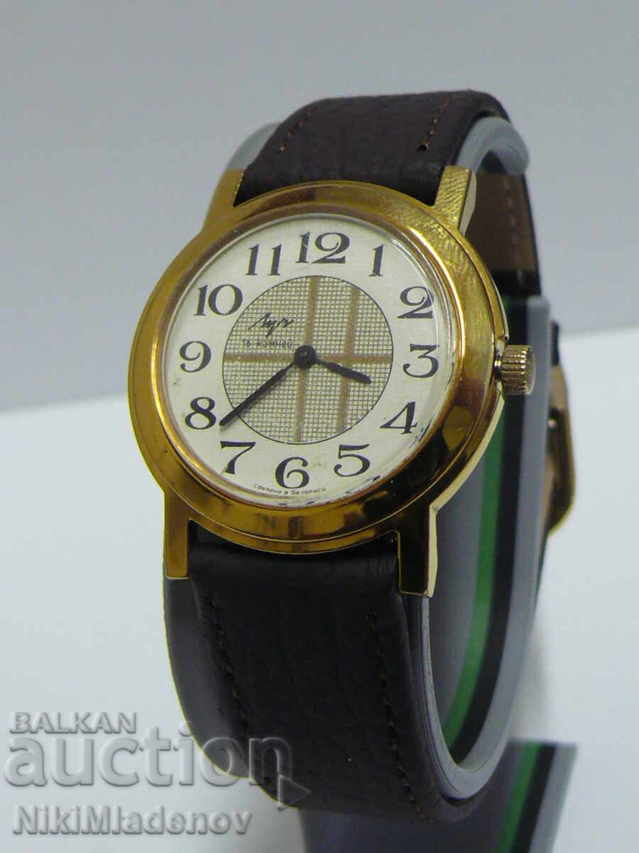 ЛУЧ Механичен ръчен часовник, работещ ЛУЧ Механичен ръчен часовник, работещ