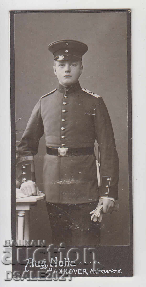 Fotografie pe carton din 1900, ofițer în uniformă, 5.5x12cm. /33519