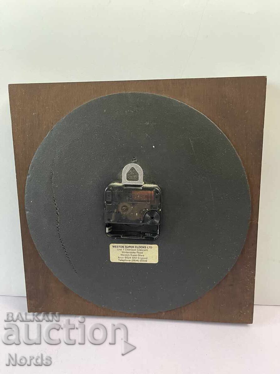 Аукцион Часовник с дървена рамка