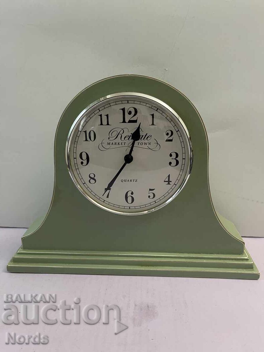 Часовник с дървена рамка