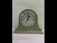 Часовник с дървена рамка