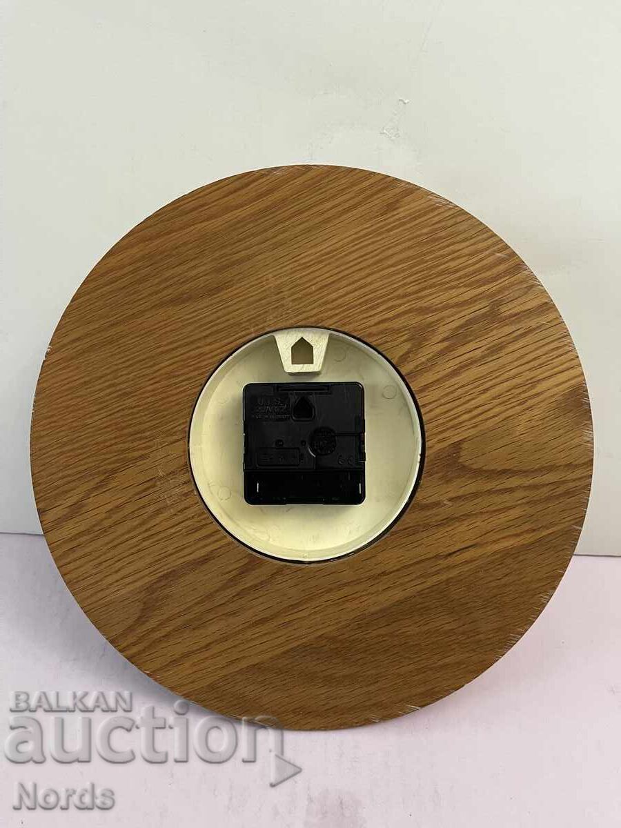 Аукцион Часовник с дървена рамка