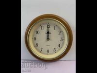 Часовник с дървена рамка