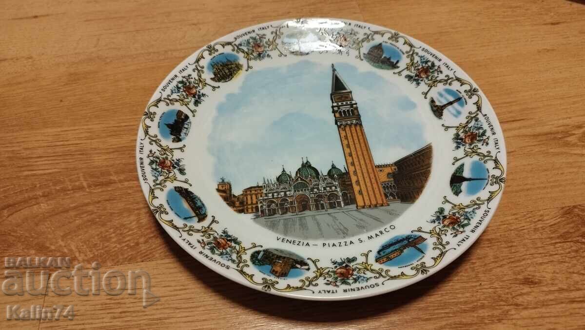 O farfurie frumoasa de portelan din Venetia-Italia.