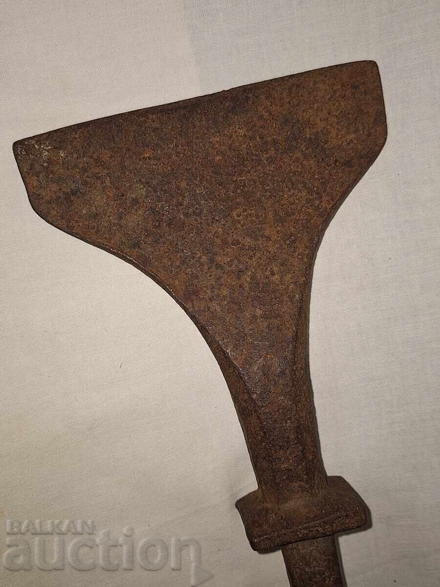 Veche nicovală specială de fierar cu preț € 40.00 | 78.23 BGN Veche nicovală specială de fierar cu preț € 40.00 | 78.23 BGN