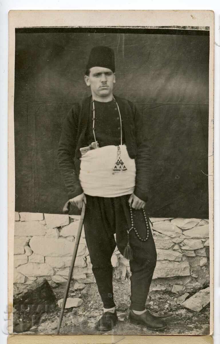 Мъж в народна носия с автоматичен пистолет. 1920-те години