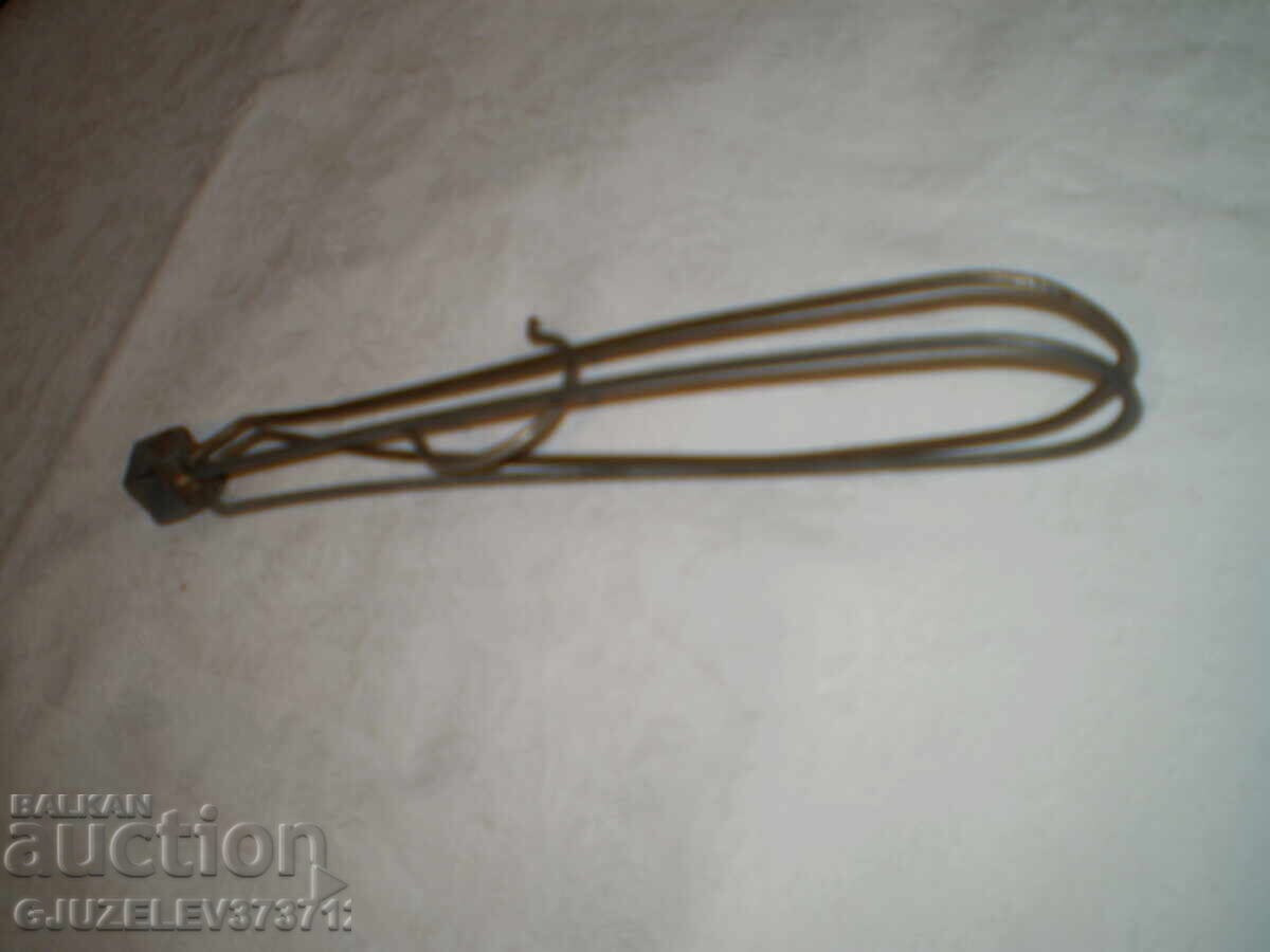 Παράδοση Παλιά κρεμάστρα μεταλλική σύρμα με αναδιπλούμενο μηχανισμό