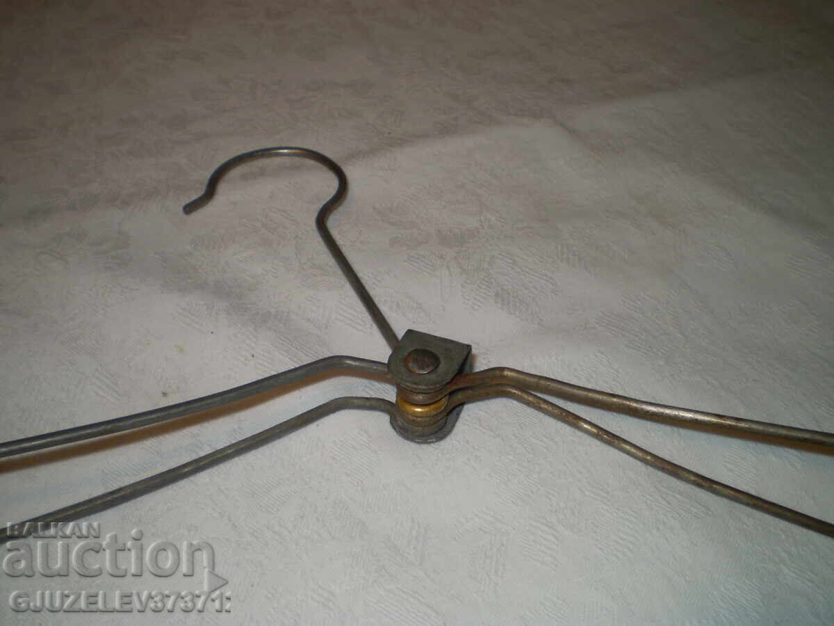 Παλιά κρεμάστρα μεταλλική σύρμα με αναδιπλούμενο μηχανισμό