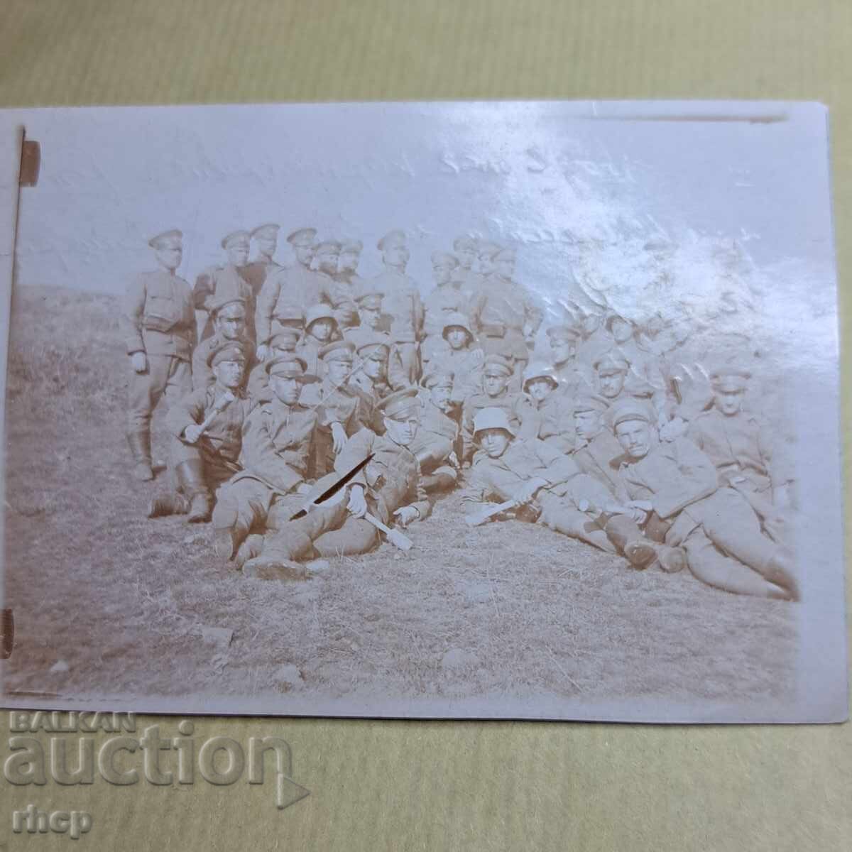 1918 στρατιώτες με κράνη και χειροβομβίδες Πρώτου Παγκοσμίου Πολέμου