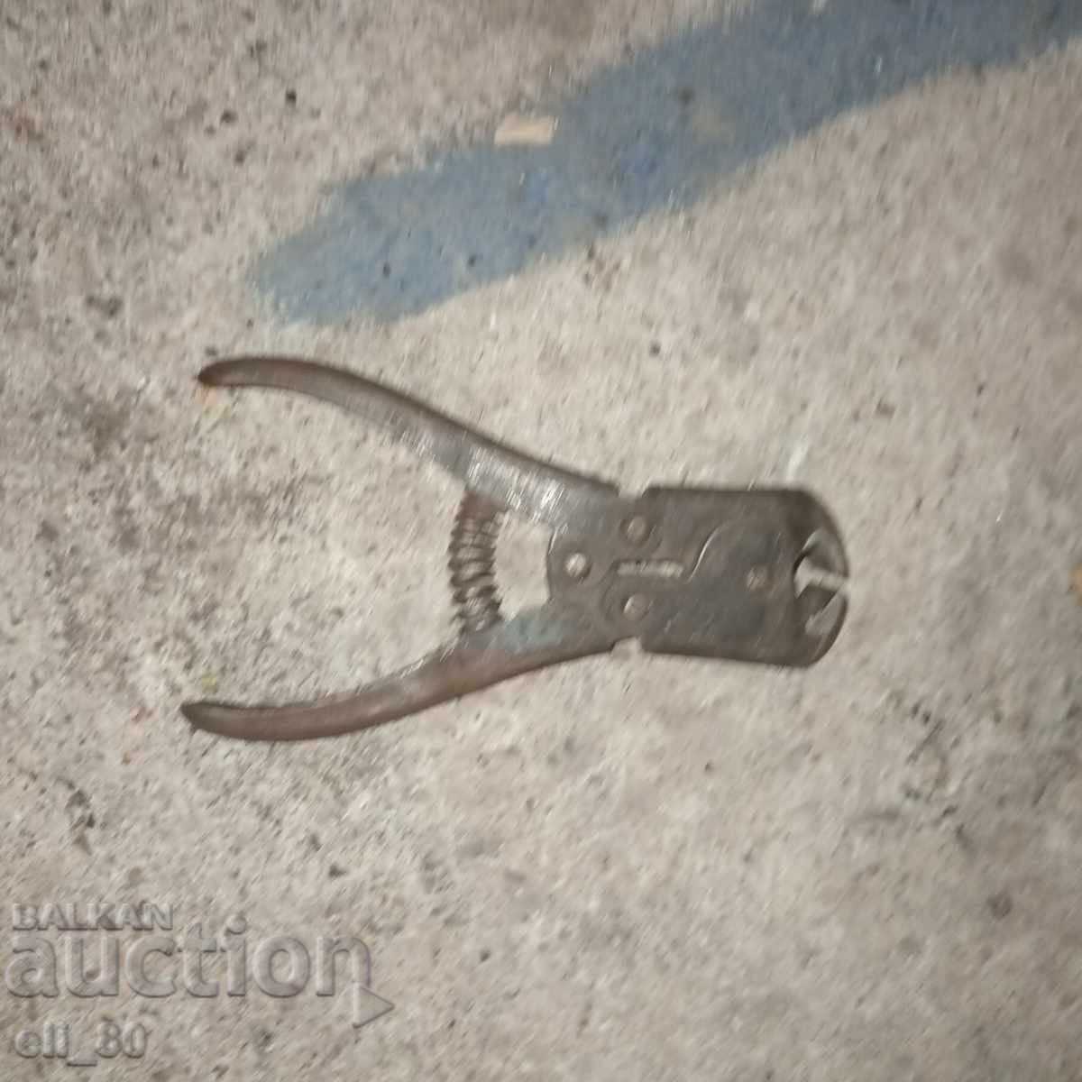 Clești speciali, întăriți, pentru presare cu preț € 5.00 | 9.78 BGN