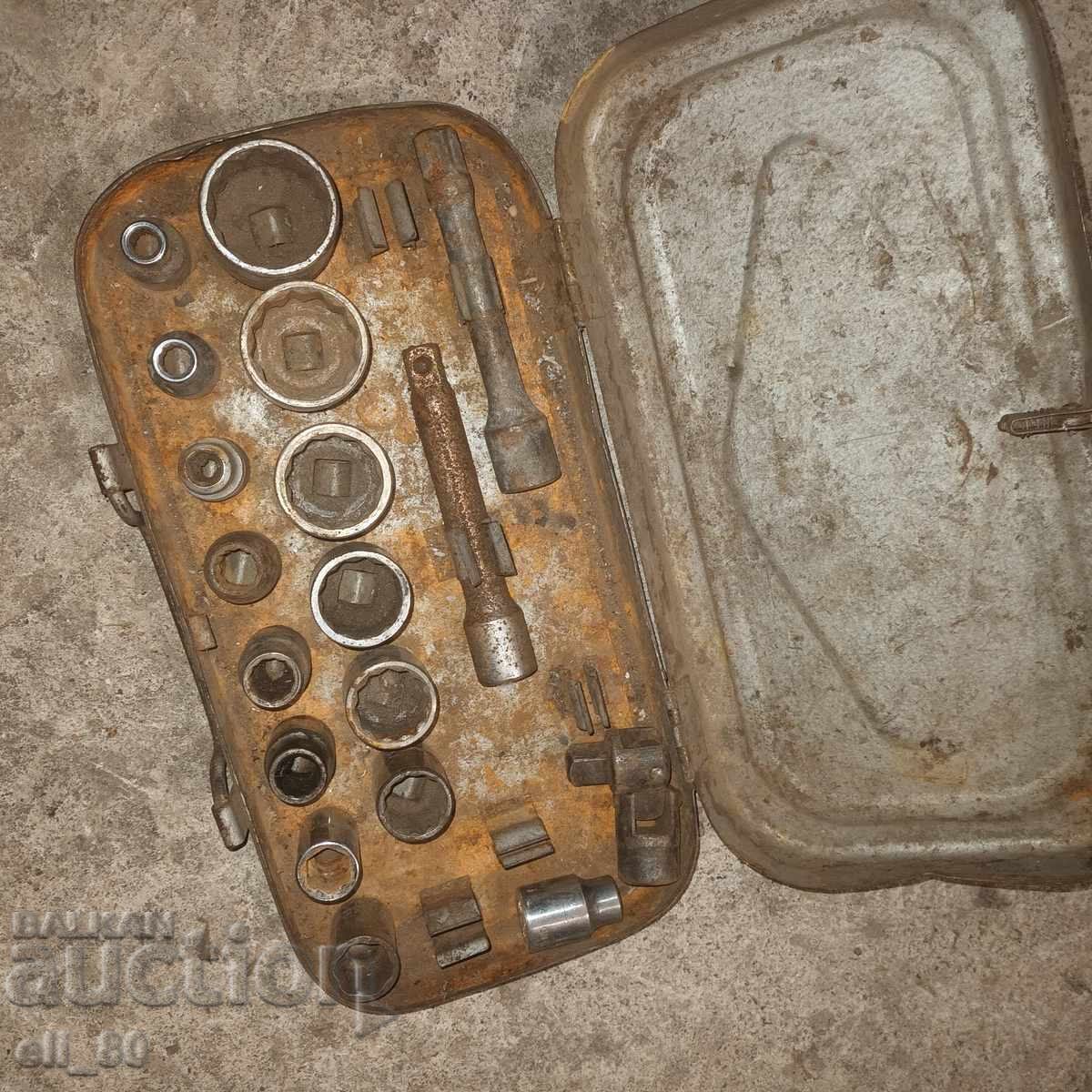 Παλαιό συρτάρι σε μεταλλικό κουτί με τιμή € 6.00 | 11.73 BGN