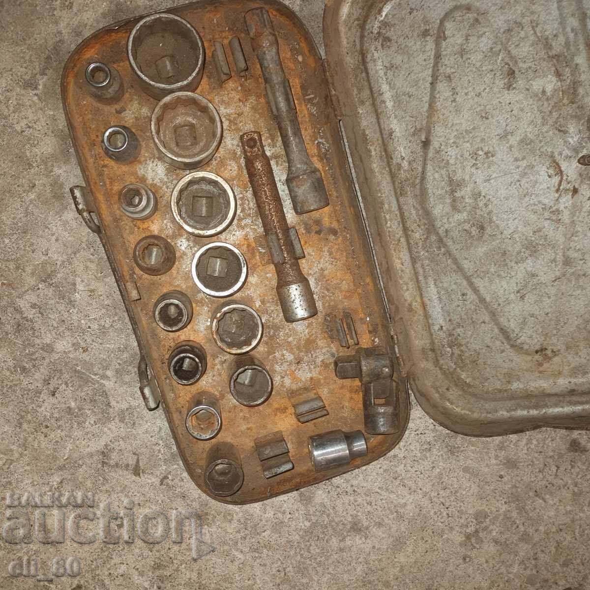 Livrarea Cutie metalică cu trusă de scule veche