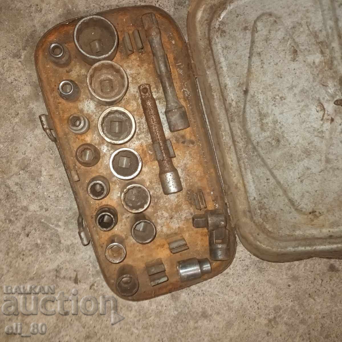 Cutie metalică cu trusă de scule veche - 5