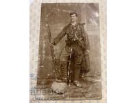 снимка ВМРО комита войвода четник с оръжие и знак подписана