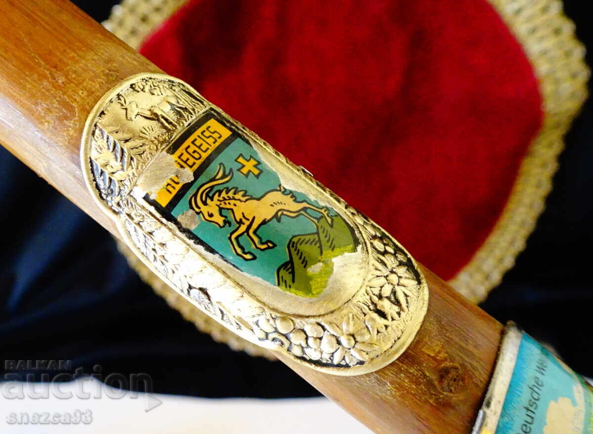 Тиролски туристически бастун 8 значки,Елен,Шварцвалд. с цена € 20.00 | 39.12 лв. Тиролски туристически бастун 8 значки,Елен,Шварцвалд. с цена € 20.00 | 39.12 лв.