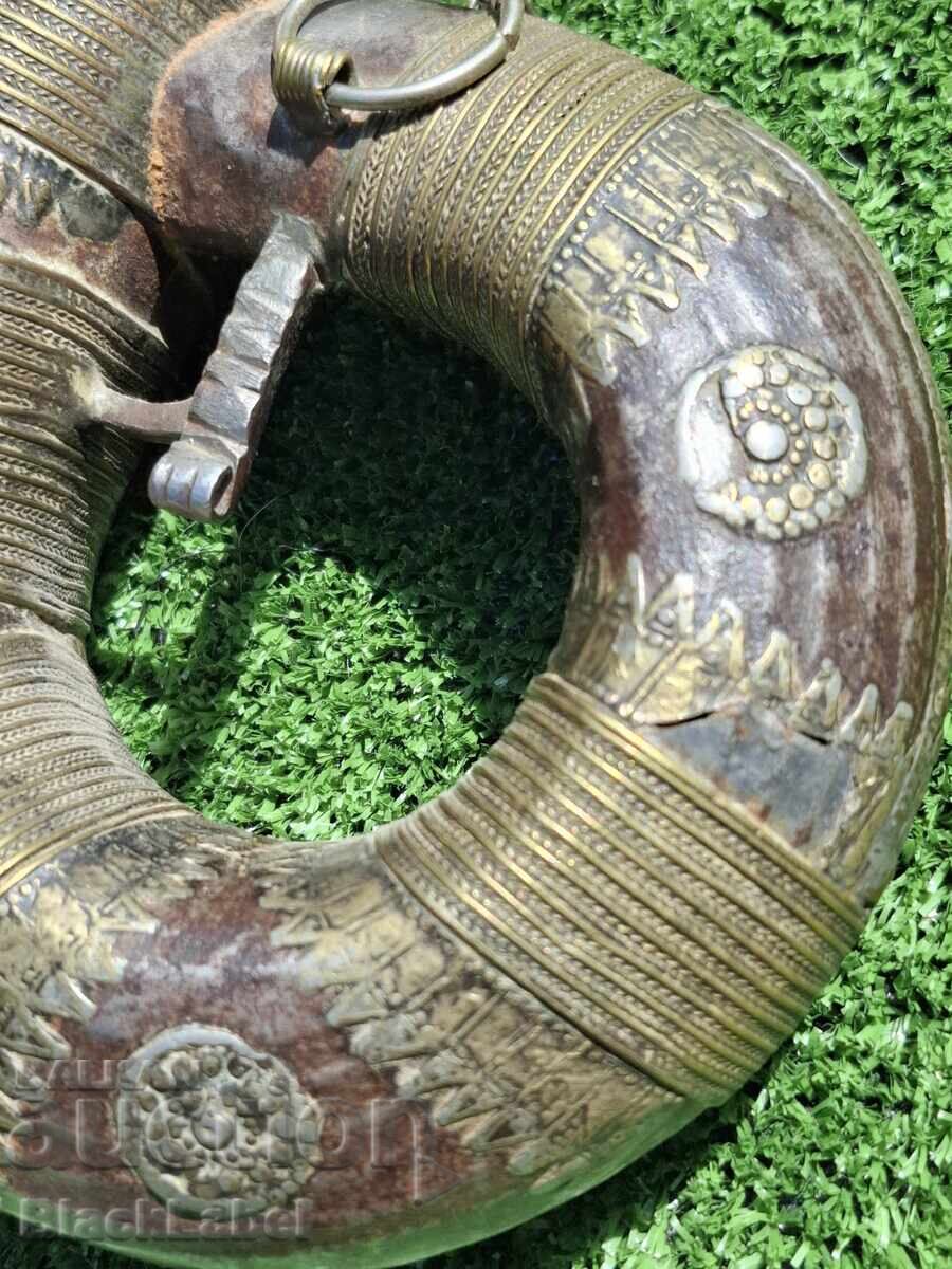 Παράδοση Μια πυριτιδαποθήκη Παράδοση Μια πυριτιδαποθήκη