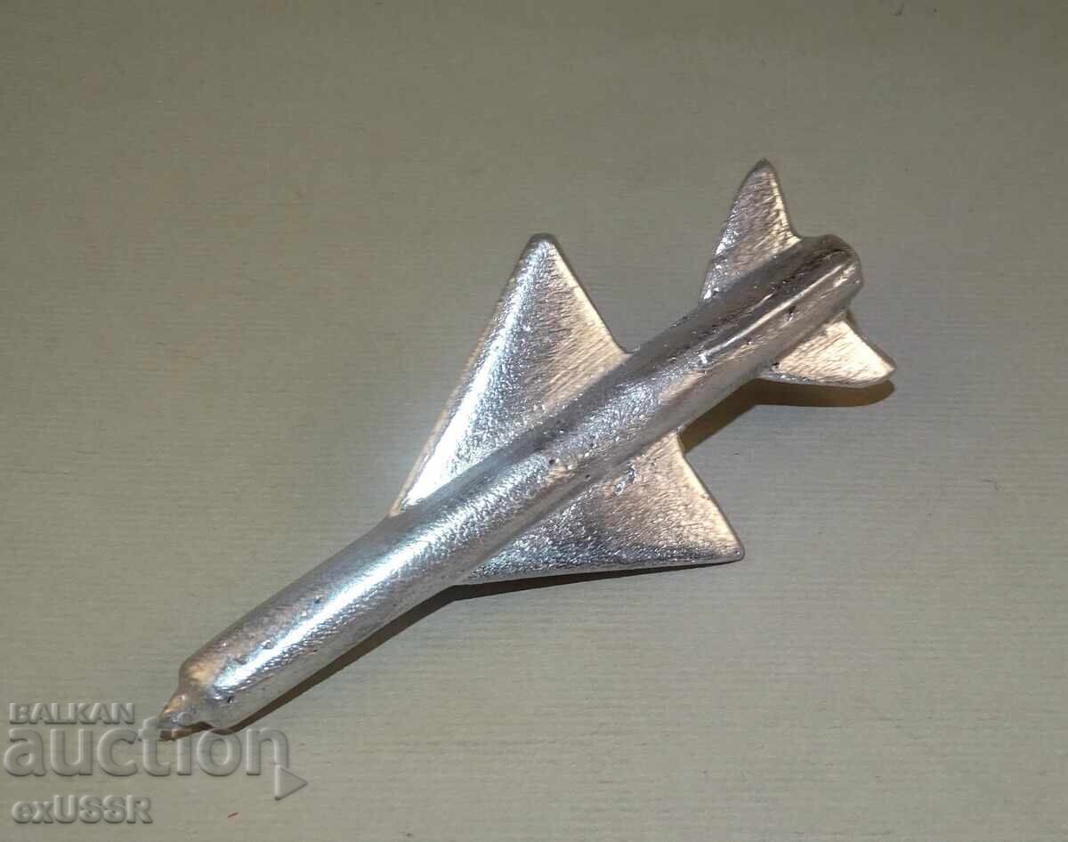 Licitație Model avion MiG 21 turnat din aluminiu Licitație Model avion MiG 21 turnat din aluminiu