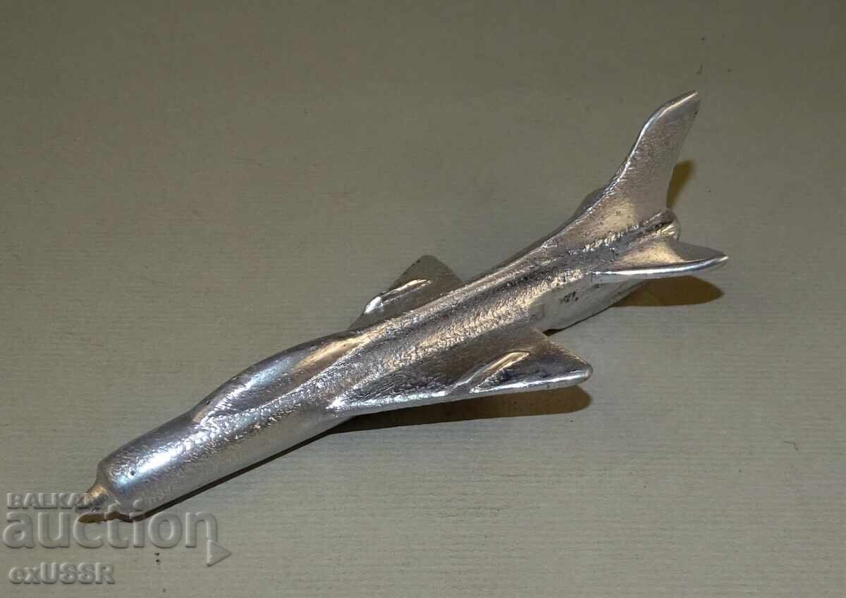 Model avion MiG 21 turnat din aluminiu Model avion MiG 21 turnat din aluminiu