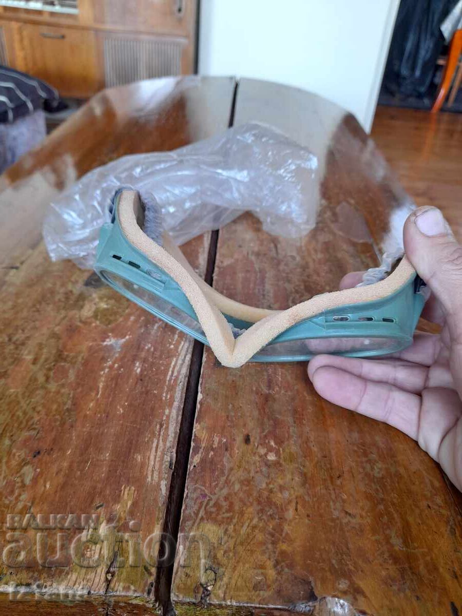 Доставка на Стари предпазни очила