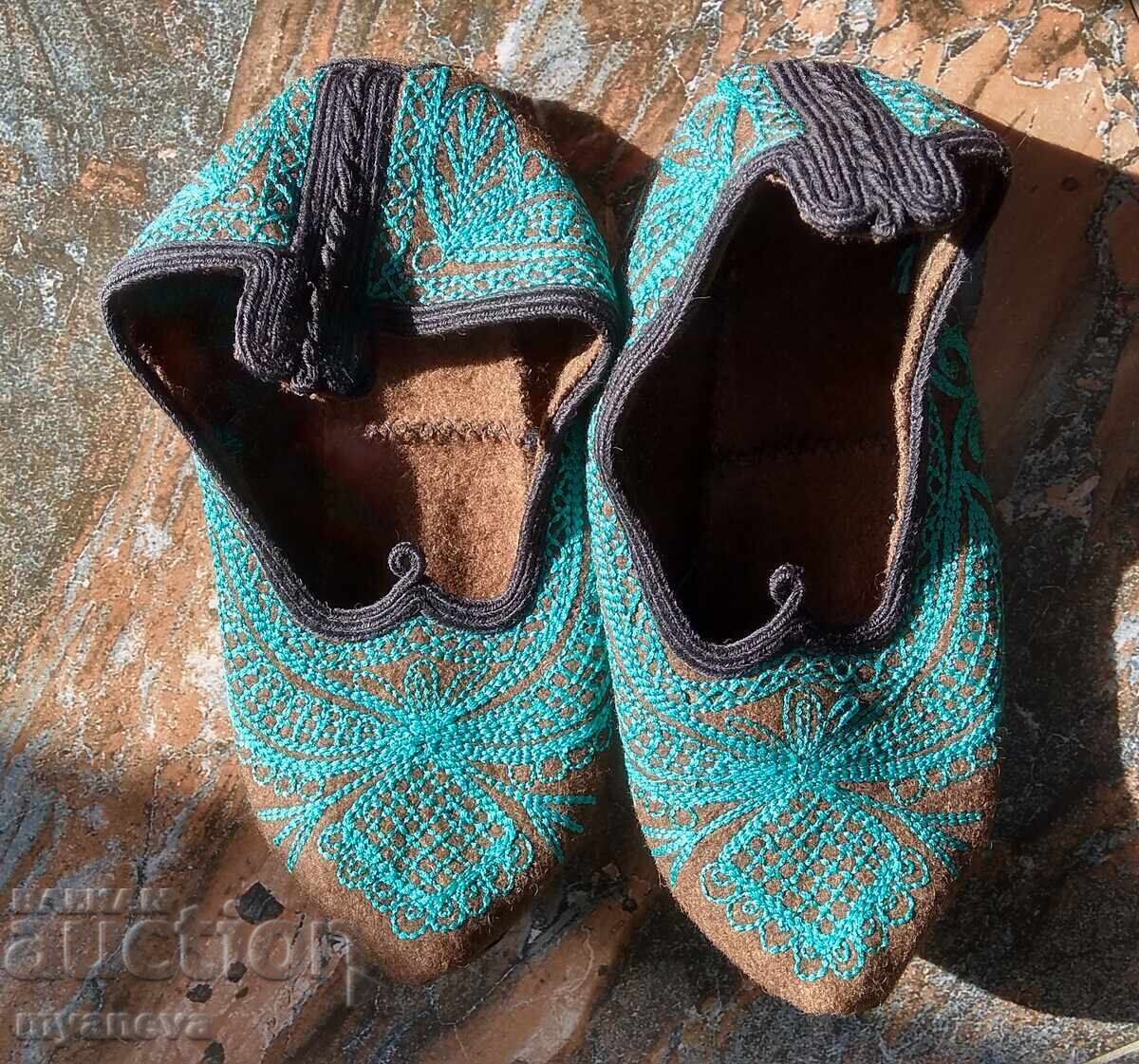 Autentici șosoni din lână de Rodopi cu broderie cu preț € 20.00 | 39.12 BGN