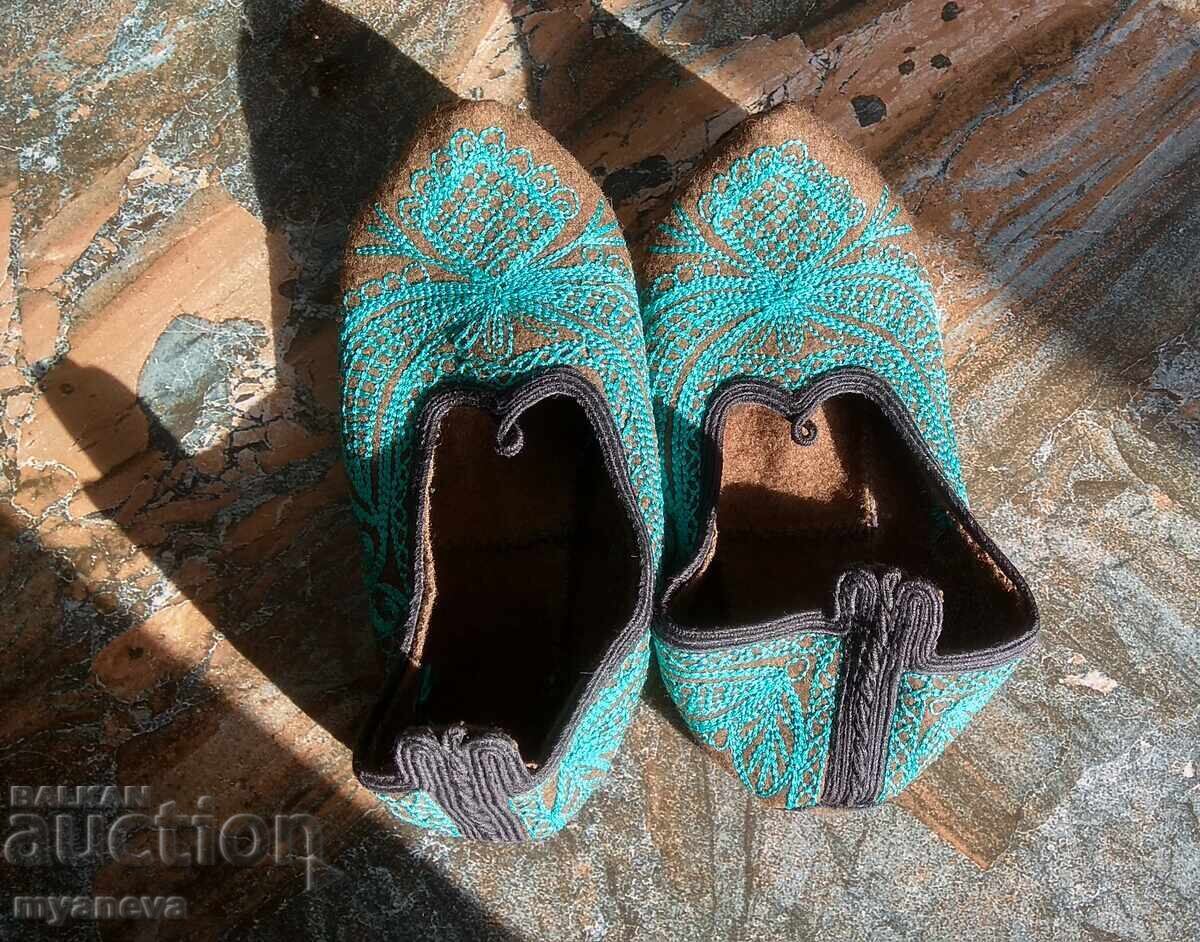 Licitație Autentici șosoni din lână de Rodopi cu broderie