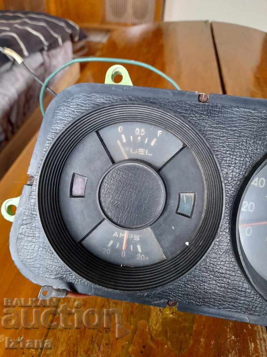 Panou de bord vechi Moskvich cu preț € 33.00 | 64.54 BGN Panou de bord vechi Moskvich cu preț € 33.00 | 64.54 BGN