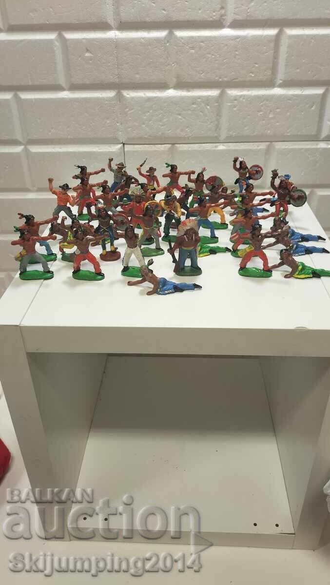 Old rubber Indians and cowboys, 40 pieces