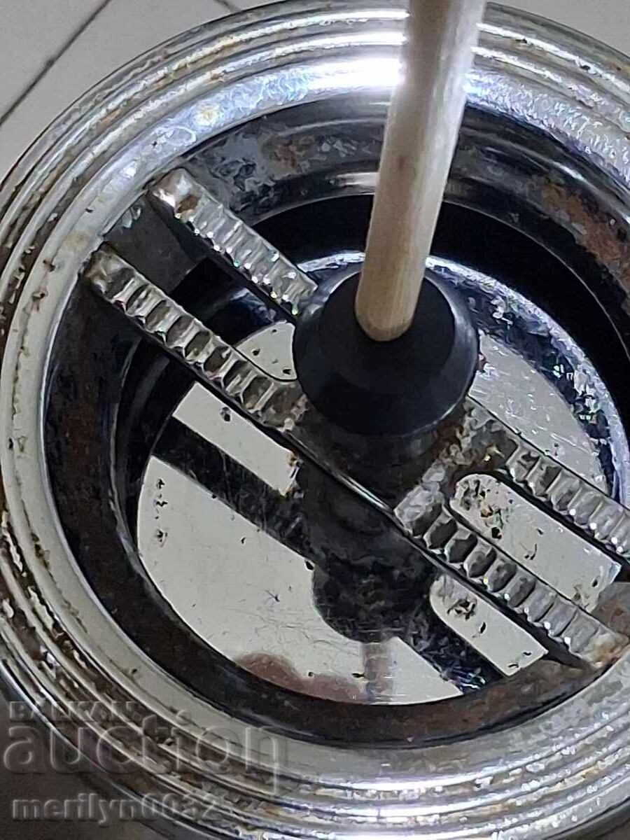 Επιτραπέζιο παλιό σταχτοδοχείο με κουμπί από βακελίτη 30-40 ετών - 5 Επιτραπέζιο παλιό σταχτοδοχείο με κουμπί από βακελίτη 30-40 ετών - 5