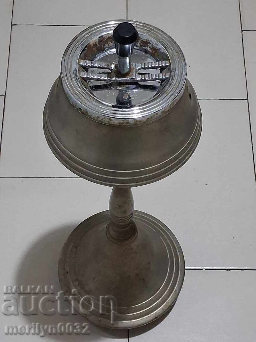 Επιτραπέζιο παλιό σταχτοδοχείο με κουμπί από βακελίτη 30-40 ετών - 7 Επιτραπέζιο παλιό σταχτοδοχείο με κουμπί από βακελίτη 30-40 ετών - 7