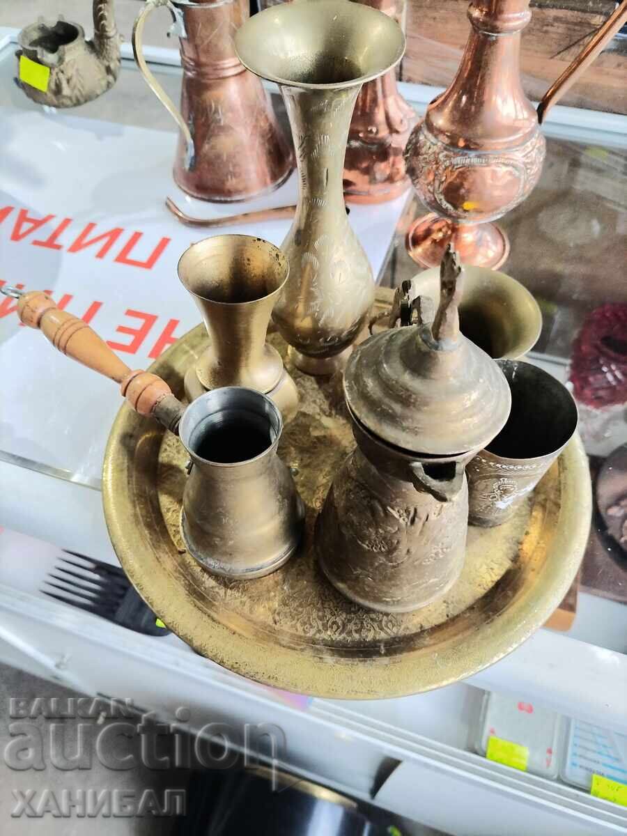 ЛОТ ОТ БРОНЗОВИ СЪДОВЕ С ПОДНОС