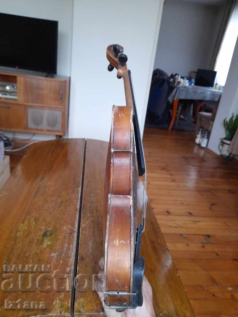 Delivery of An old violin
